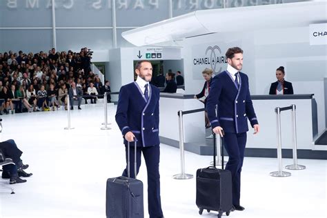 chanel afbeelding reclame bij vliegvelden|chanel's airport theme.